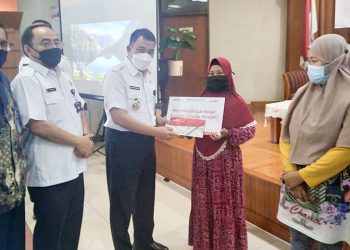 Pemerintah Serahkan KKS Kepada Warga Kurang Mampu di Cilegon