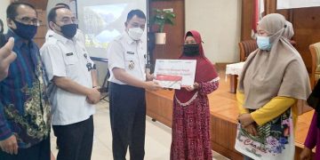 Pemerintah Serahkan KKS Kepada Warga Kurang Mampu di Cilegon