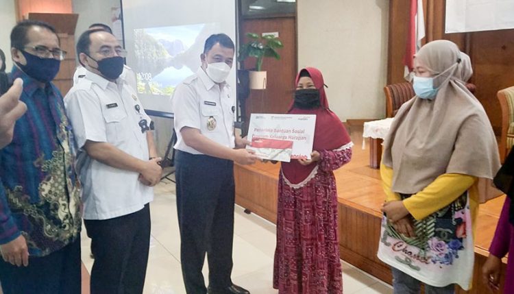 Pemerintah Serahkan KKS Kepada Warga Kurang Mampu di Cilegon