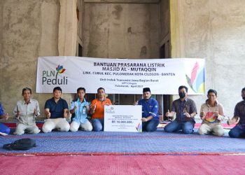 PLN Serahkan Bantuan Uang Tunai ke Masjid di Suralaya