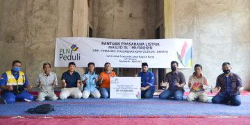 PLN Serahkan Bantuan Uang Tunai ke Masjid di Suralaya