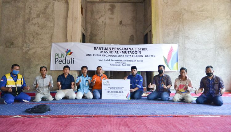 PLN Serahkan Bantuan Uang Tunai ke Masjid di Suralaya