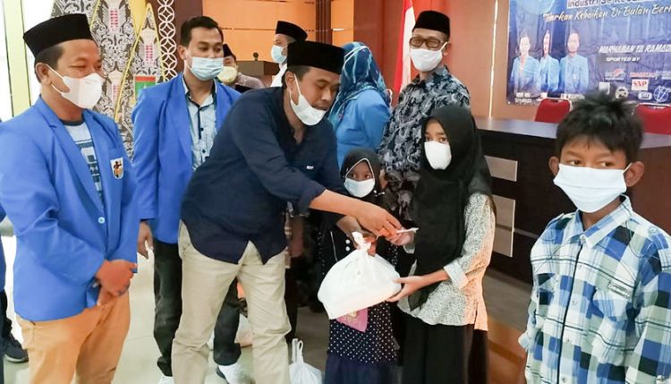 KNPI Ciwandan Santuni 100-an Yatim Piatu