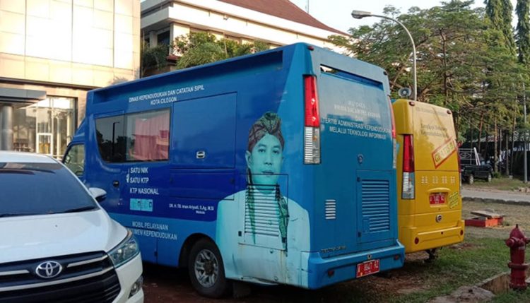 Dipertanyakan, Gambar Wajah Iman Ariyadi Masih Ada di Mobil Operasional Dinas