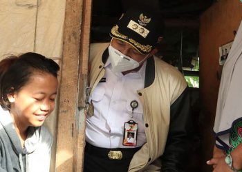 Wawali Cilegon Datangi Rumah Keluarga yang Mengemis untuk Biaya Sekolah Anak