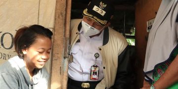 Wawali Cilegon Datangi Rumah Keluarga yang Mengemis untuk Biaya Sekolah Anak