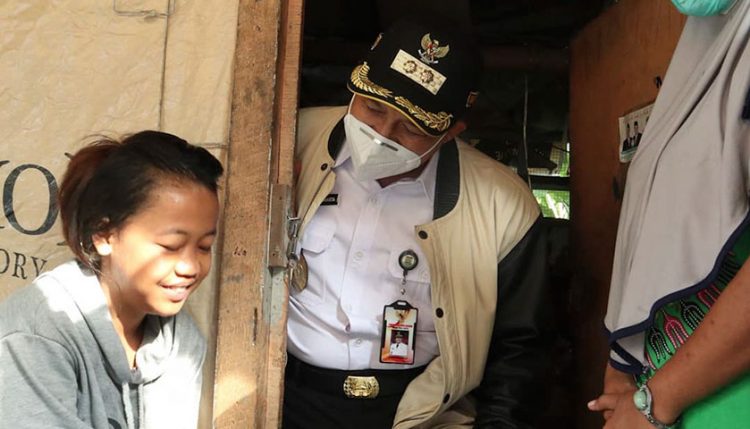 Wawali Cilegon Datangi Rumah Keluarga yang Mengemis untuk Biaya Sekolah Anak