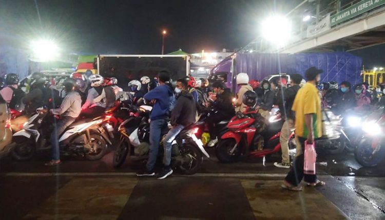 Pemudik Motor Padati Pelabuhan Merak, Ada yang Tak Bawa Dokumen Bebas COVID-19