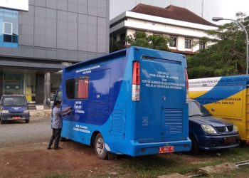 Dinas Kependudukan Lucuti Gambar Iman Ariyadi