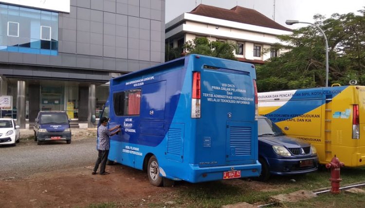 Dinas Kependudukan Lucuti Gambar Iman Ariyadi