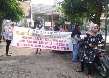 Lakukan Aksi Protes, Orangtua Siswa Gerudug SD Negeri Kubangkutu II