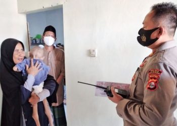 Polisi dan Wartawan Serahkan Bantuan untuk Anak Penderita Gizi Buruk