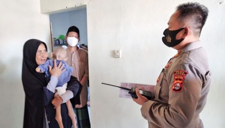 Polisi dan Wartawan Serahkan Bantuan untuk Anak Penderita Gizi Buruk