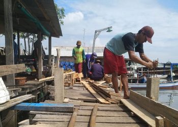 Support Industri Minim, Nelayan Perbaiki Sendiri Dermaga Nelayan