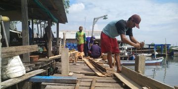 Support Industri Minim, Nelayan Perbaiki Sendiri Dermaga Nelayan