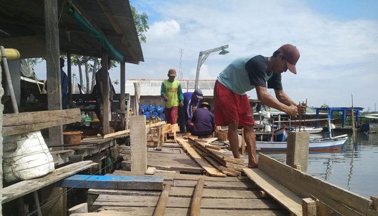 Support Industri Minim, Nelayan Perbaiki Sendiri Dermaga Nelayan