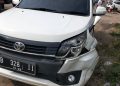 Truk Kontainer Tak Kuat Nanjak Hantam Dua Mobil