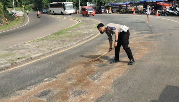 Dua Selasa Berturut-turut Minyak Tumpah di Jalan Raya, Ada Apa?