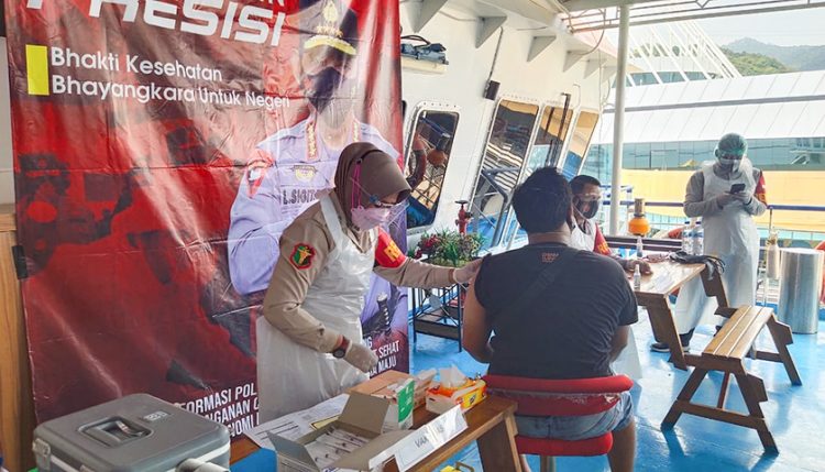 Polres Cilegon Gelar Vaksinasi di Atas Laut