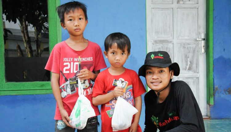Komunitas Mengejar Kebaikan Distribusikan Daging Hewan Kurban