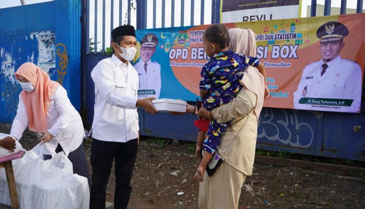 PNS Cilegon Bagi-bagi Takjil Ramadan