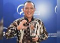 ali Kota Cilegon Helldy Agustian menerima penghargaan Best Leadership In Human Resource Empowerment di ajang Indonesia Visionary Leader
