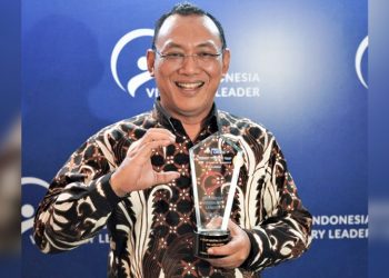 ali Kota Cilegon Helldy Agustian menerima penghargaan Best Leadership In Human Resource Empowerment di ajang Indonesia Visionary Leader