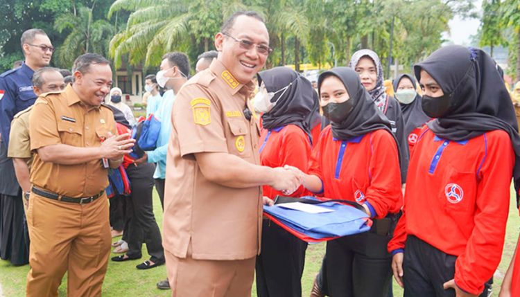 Istimewa, Helldy Lepas Pekerja Migran dengan Upacara Khusus