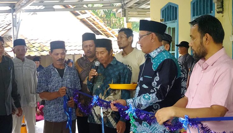 Helldy Serahkan Bantuan Mesin Pompa Air dari Indonesia Power