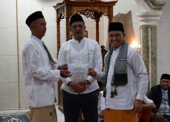 Helldy dan Sanuji Serahkan Bantuan Masjid dari Pemkot Cilegon