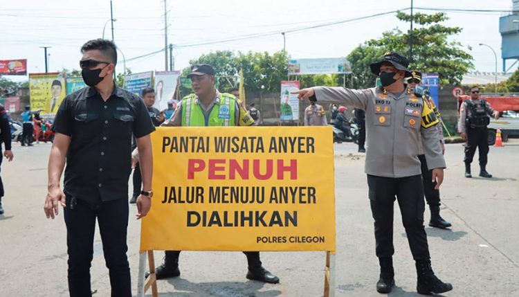 H+2 Lebaran Pantai Anyer Penuh, Wisatawan Diminta Putar Balik
