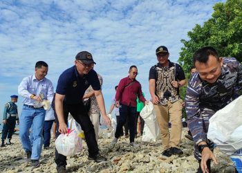 Personel TNI dan Pemkot Cilegon Bersihkan Sampah di Pulau Merak Kecil