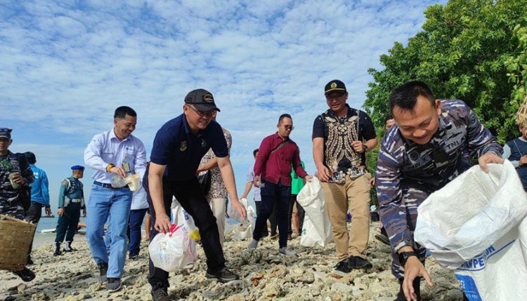 Personel TNI dan Pemkot Cilegon Bersihkan Sampah di Pulau Merak Kecil