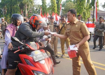 Pemkot Cilegon Bagi-bagi Bendera Merah Putih