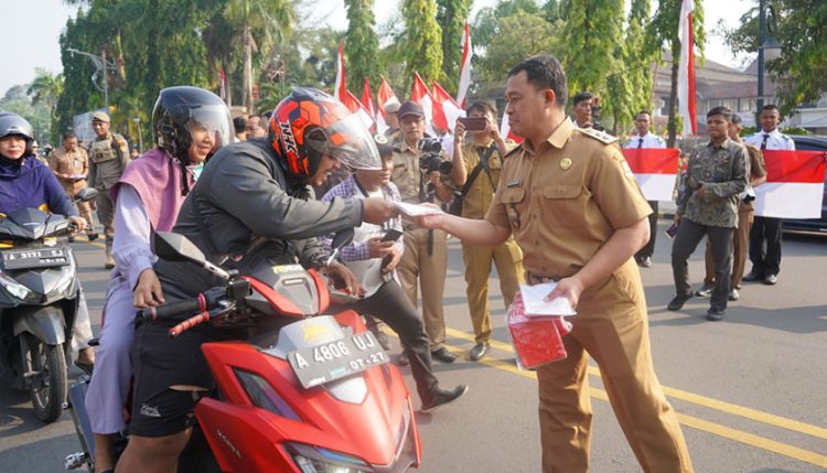 Pemkot Cilegon Bagi-bagi Bendera Merah Putih