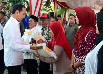 Presiden Jokowi Ke Cilegon Serahkan Bantuan Beras