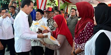 Presiden Jokowi Ke Cilegon Serahkan Bantuan Beras