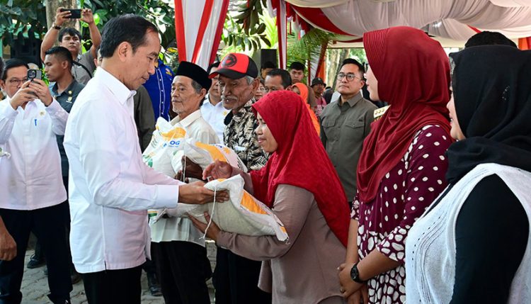 Presiden Jokowi Ke Cilegon Serahkan Bantuan Beras
