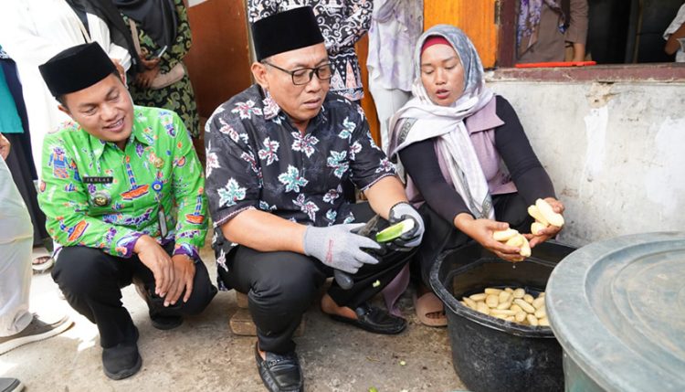 Melihat Kiripik Pisang Rentul Beromzet Puluhan Juta Rupiah