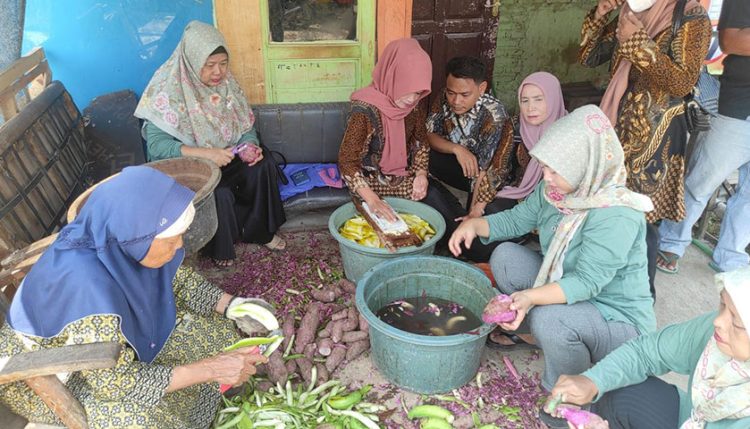 KWT Nyikambang Olah Hasil Pertanian Menjadi Barang Bernilai Ekonomi