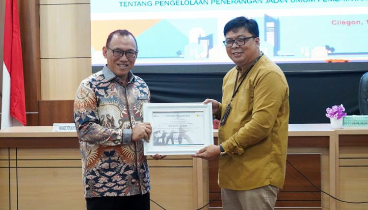 PLN Sumbang 2000 Lampu untuk Cilegon