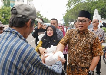 Pemkot Bagikan Ribuan Takjil dan Menu Berbuka Puasa untuk Pengguna Jalan