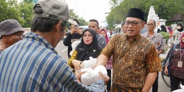 Pemkot Bagikan Ribuan Takjil dan Menu Berbuka Puasa untuk Pengguna Jalan