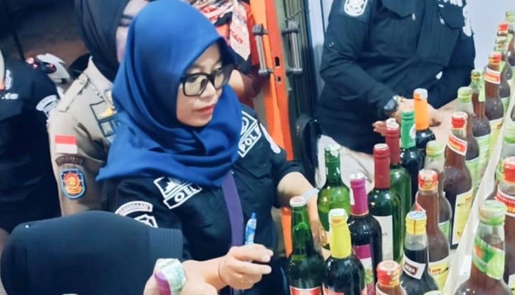 Puluhan Botol Miras Diangkut Satpol PP Kota Cilegon dari Warung Jamu