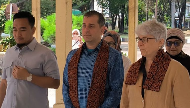 Permasalahan Pengelolaan Sampah di Cilegon Versi Bule Inggris