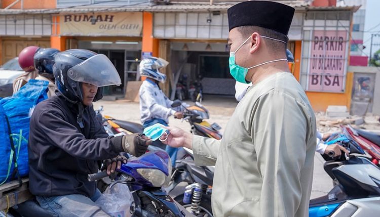 Abu Vulkanik GAK Sampai ke Cilegon, Wali Kota Bagikan Masker